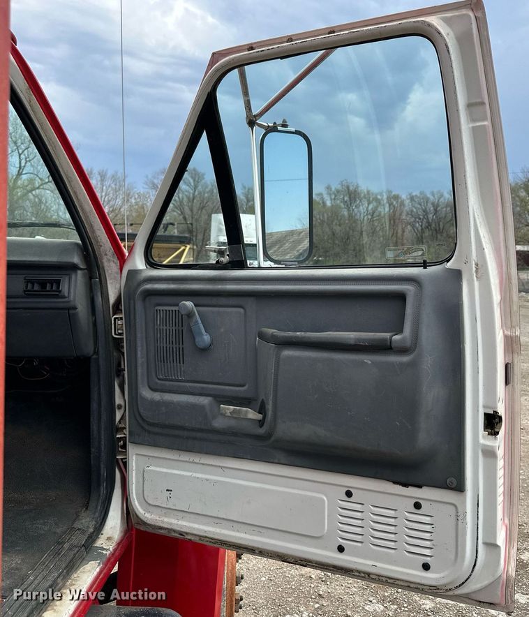 image for item LN9404 1991 Ford F700  grain truck