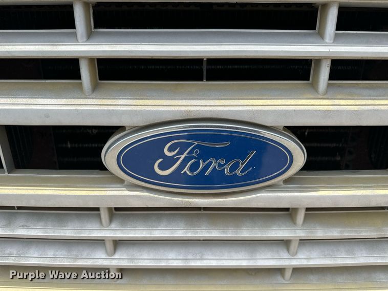 image for item LN9404 1991 Ford F700  grain truck