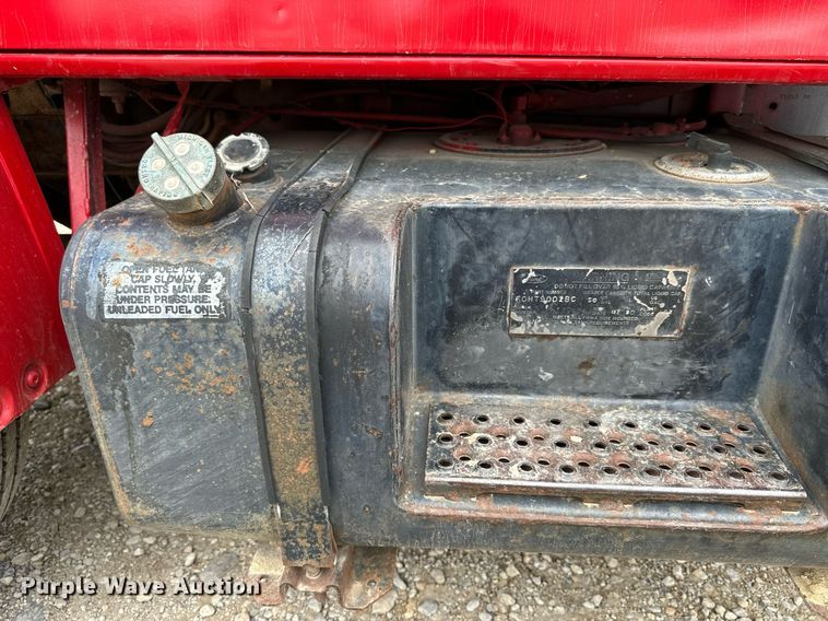 image for item LN9404 1991 Ford F700  grain truck