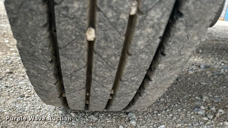 image for item LN9404 1991 Ford F700  grain truck