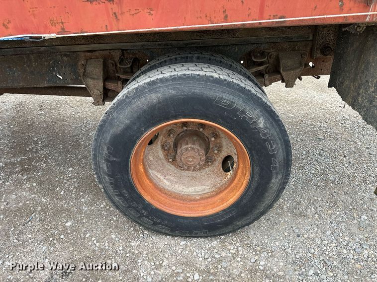 image for item LN9404 1991 Ford F700  grain truck