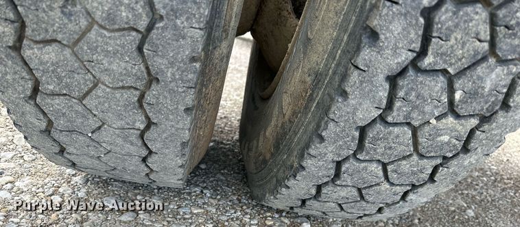 image for item LN9404 1991 Ford F700  grain truck