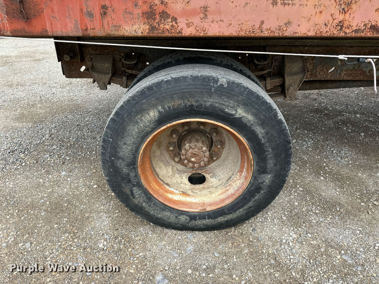 image for item LN9404 1991 Ford F700  grain truck