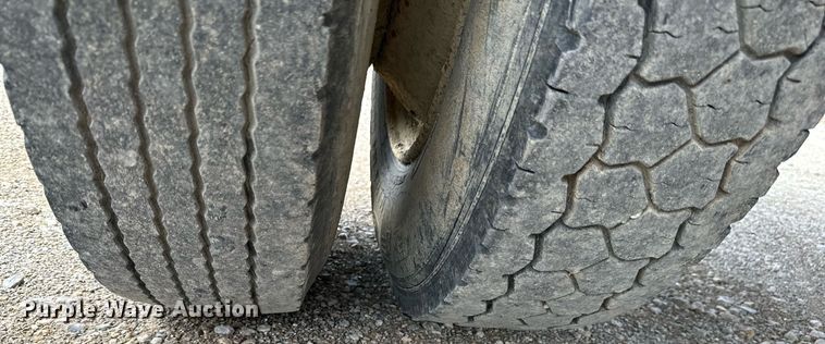 image for item LN9404 1991 Ford F700  grain truck