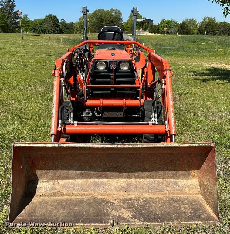 image for item LR9695 Kubota B7800  MFWD tractor