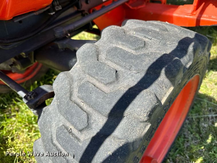 image for item LR9695 Kubota B7800  MFWD tractor