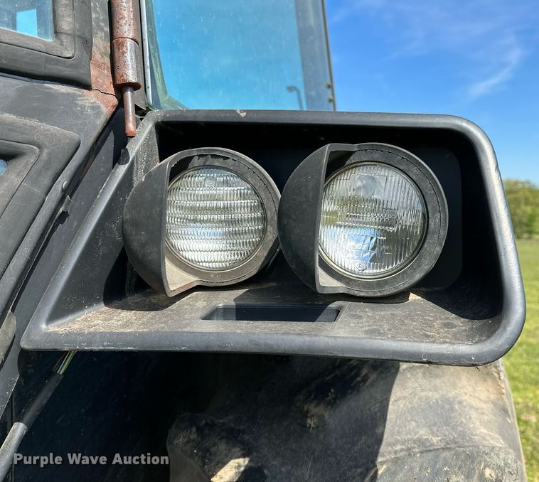 image for item LR9696 1986 John Deere 2950  tractor