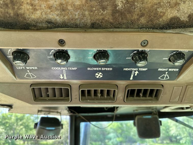 image for item LR9696 1986 John Deere 2950  tractor