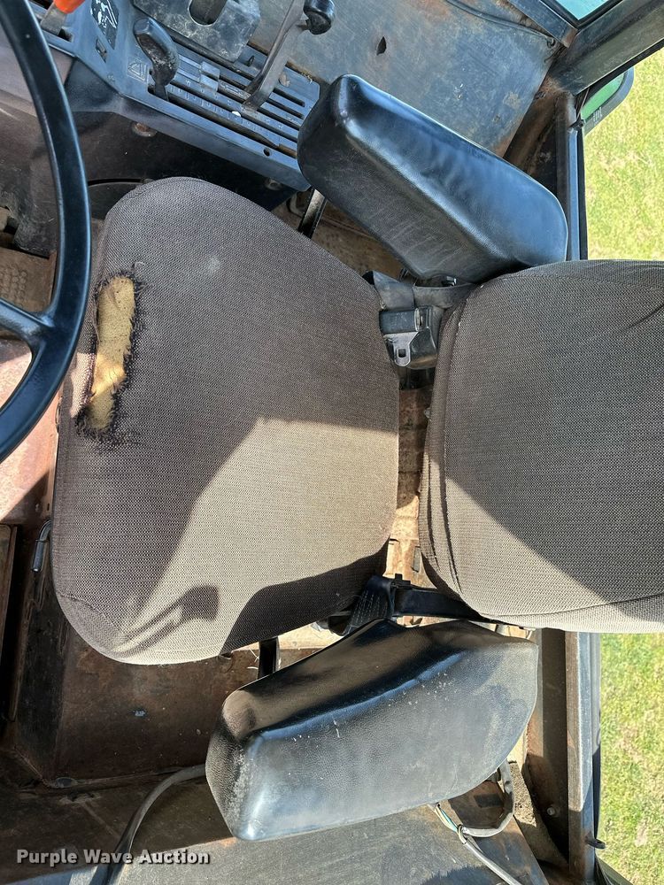 image for item LR9696 1986 John Deere 2950  tractor