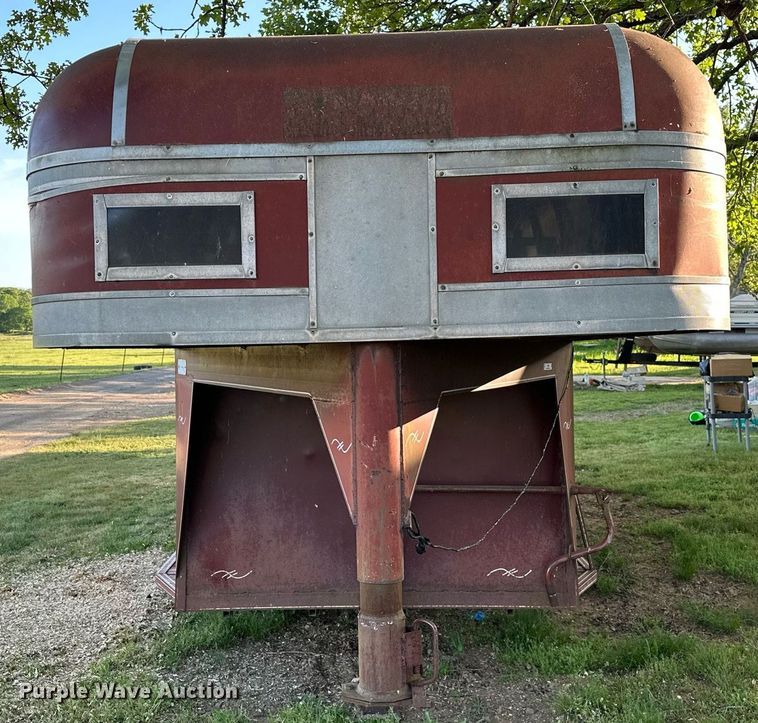 image for item LR9699 1989 Bonanza  livestock trailer
