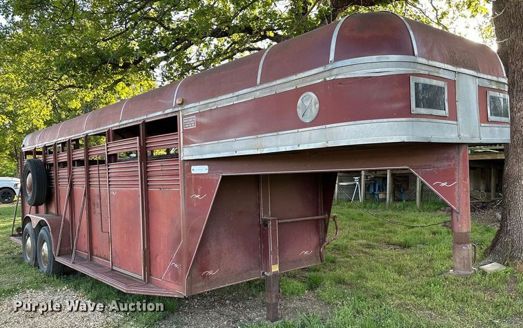 image for item LR9699 1989 Bonanza  livestock trailer