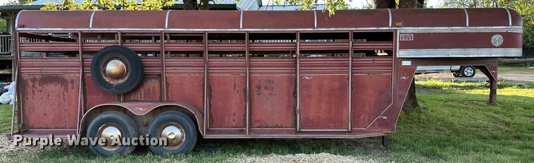 image for item LR9699 1989 Bonanza  livestock trailer