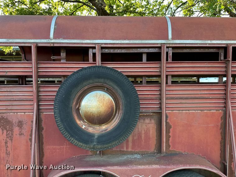 image for item LR9699 1989 Bonanza  livestock trailer
