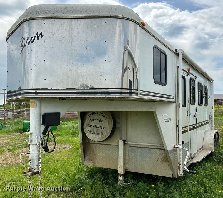 image for item LR9724 2003 Bison AlumaSport  livestock trailer