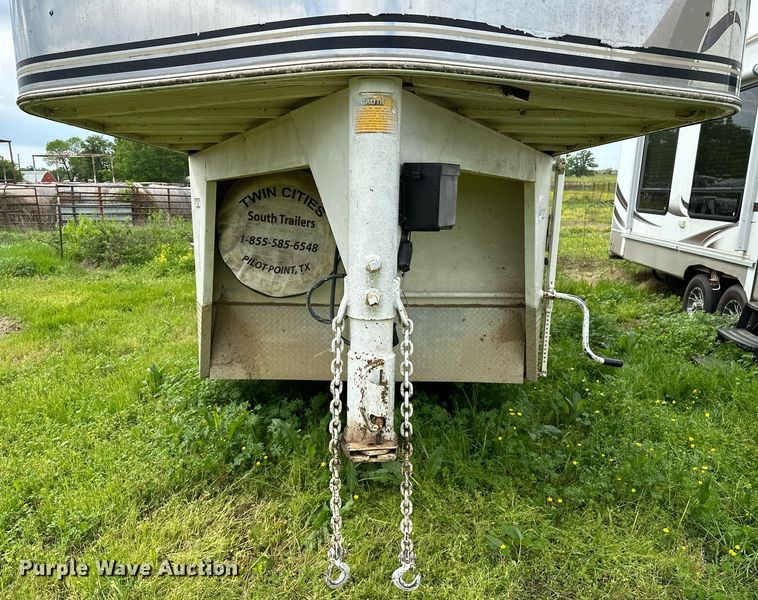 image for item LR9724 2003 Bison AlumaSport  livestock trailer