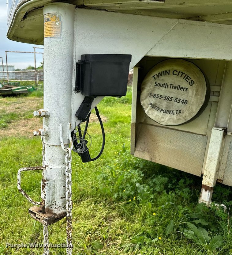 image for item LR9724 2003 Bison AlumaSport  livestock trailer