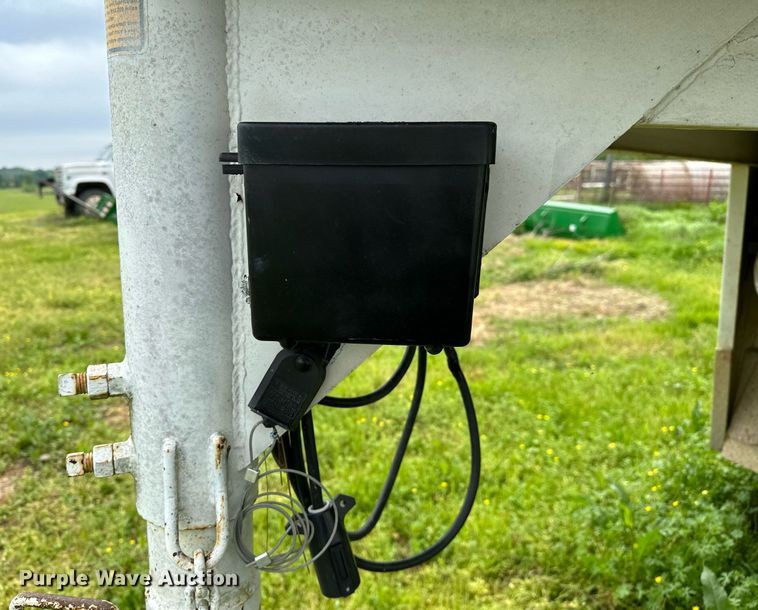 image for item LR9724 2003 Bison AlumaSport  livestock trailer