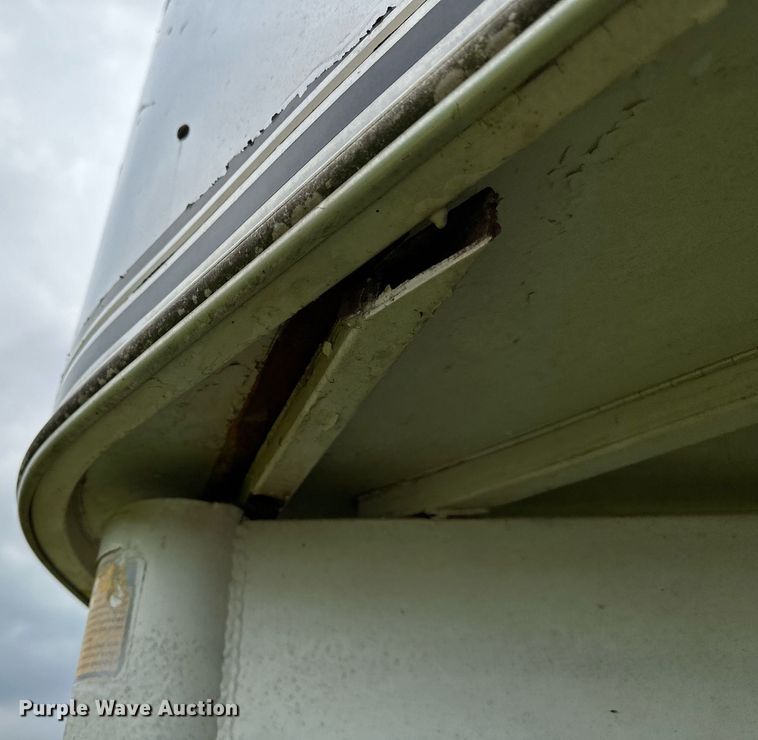 image for item LR9724 2003 Bison AlumaSport  livestock trailer