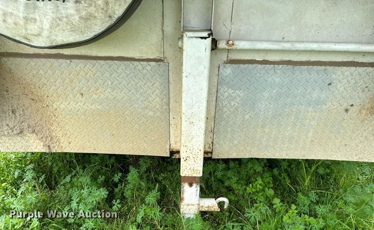 image for item LR9724 2003 Bison AlumaSport  livestock trailer