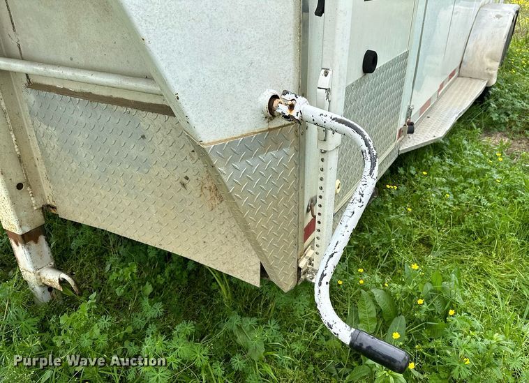 image for item LR9724 2003 Bison AlumaSport  livestock trailer