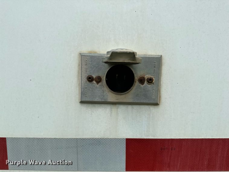 image for item LR9724 2003 Bison AlumaSport  livestock trailer