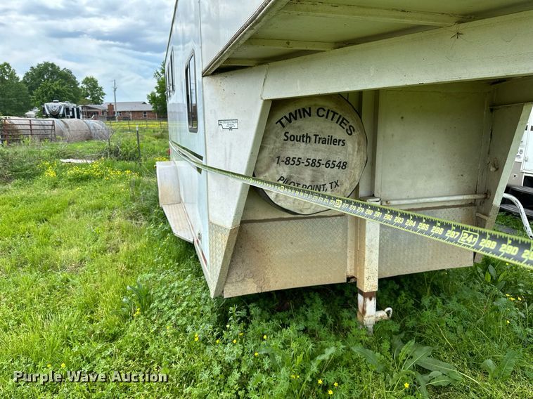 image for item LR9724 2003 Bison AlumaSport  livestock trailer