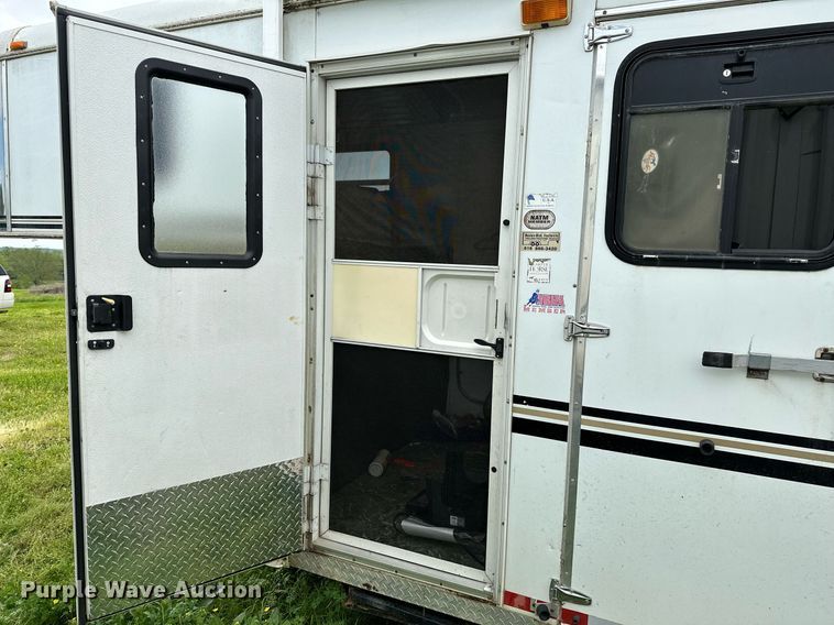 image for item LR9724 2003 Bison AlumaSport  livestock trailer