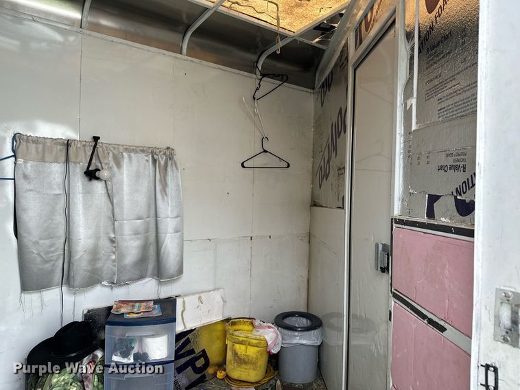 image for item LR9724 2003 Bison AlumaSport  livestock trailer