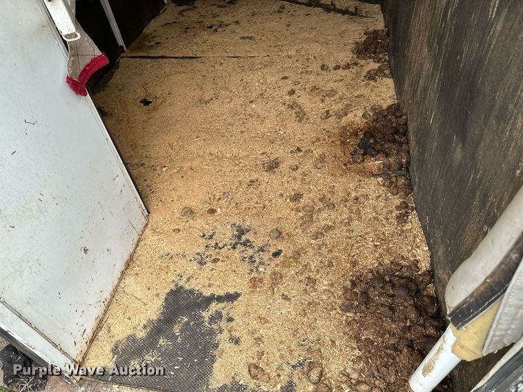 image for item LR9724 2003 Bison AlumaSport  livestock trailer