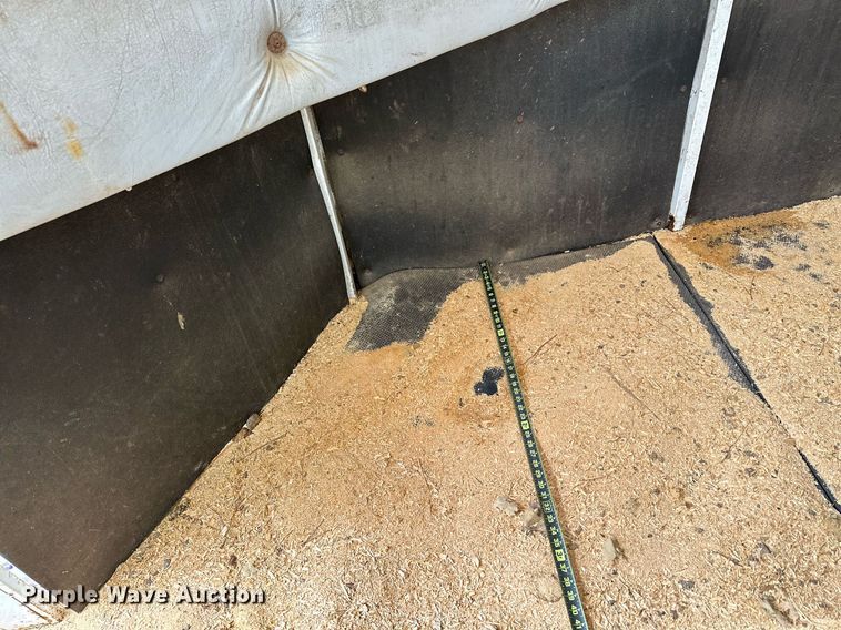 image for item LR9724 2003 Bison AlumaSport  livestock trailer