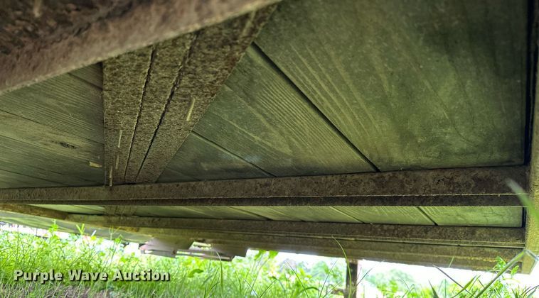 image for item LR9724 2003 Bison AlumaSport  livestock trailer