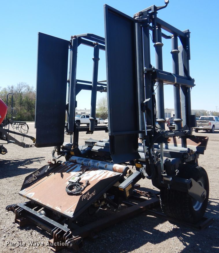 image for item LT9664 2016 Park Land 455  bale accumulator