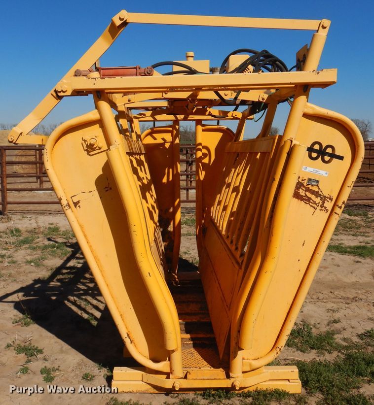 image for item LT9683 Trojan  livestock squeeze chute