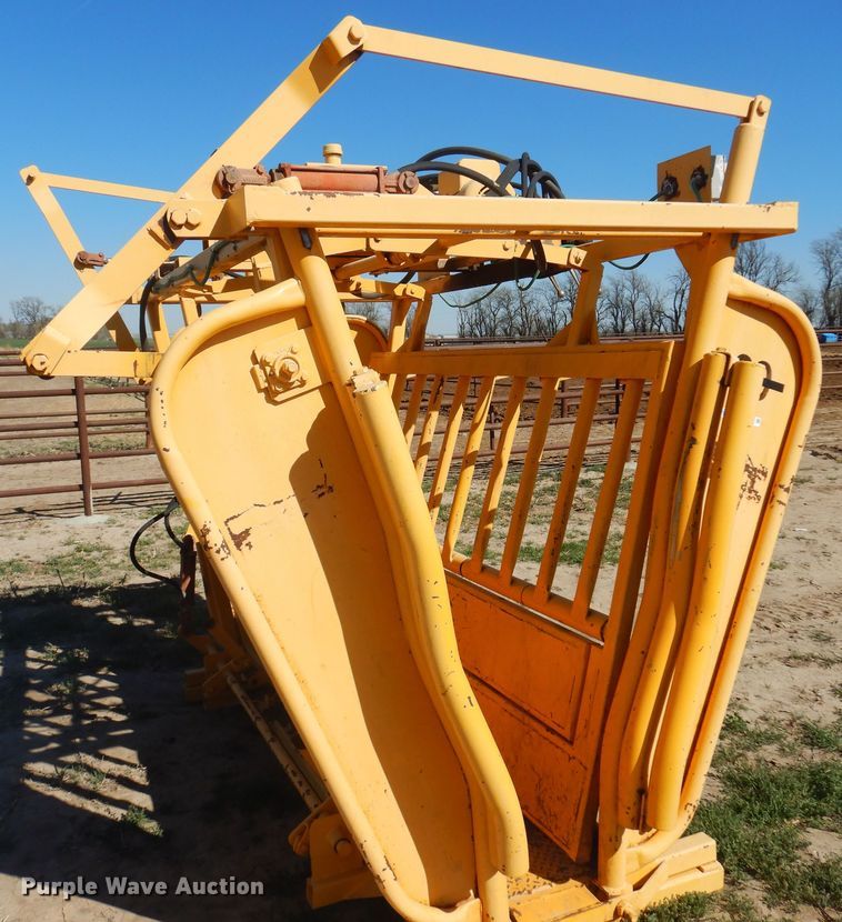 image for item LT9683 Trojan  livestock squeeze chute