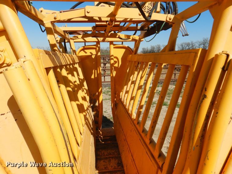 image for item LT9683 Trojan  livestock squeeze chute