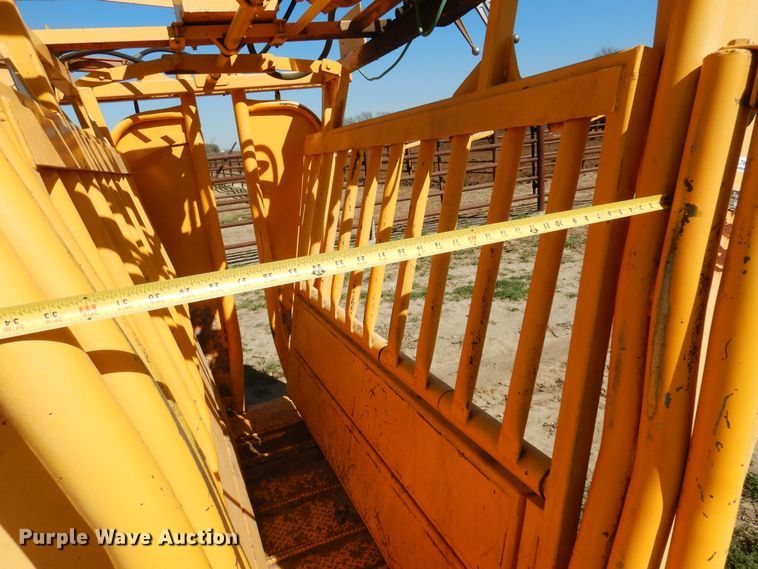 image for item LT9683 Trojan  livestock squeeze chute