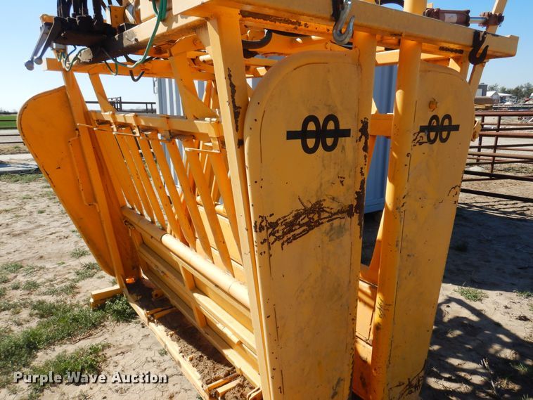image for item LT9683 Trojan  livestock squeeze chute