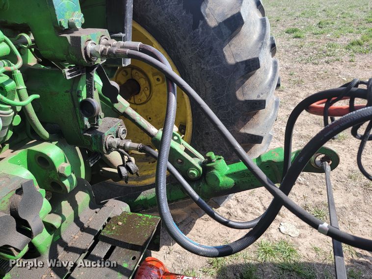 image for item LV9525 1997 New Holland 664  round baler