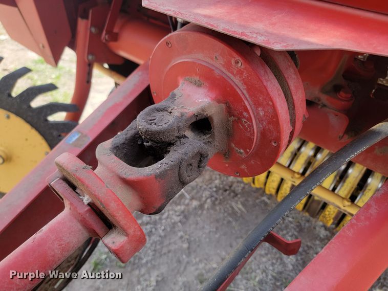 image for item LV9525 1997 New Holland 664  round baler