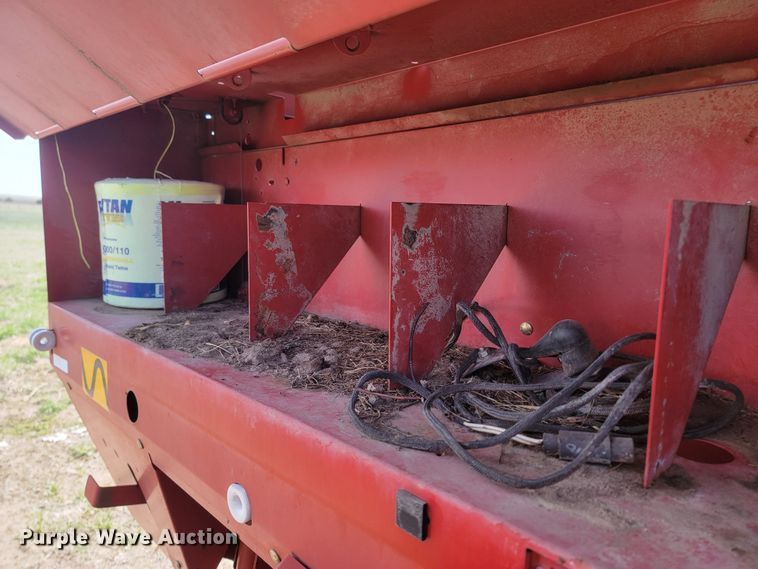 image for item LV9525 1997 New Holland 664  round baler