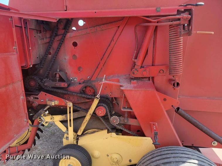 image for item LV9525 1997 New Holland 664  round baler