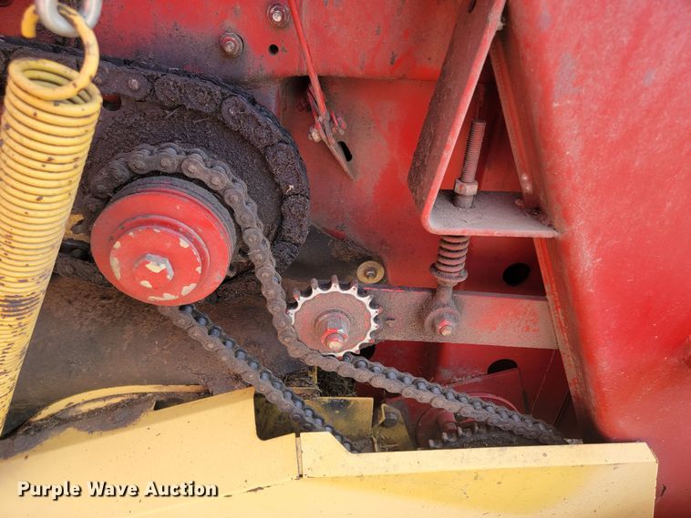 image for item LV9525 1997 New Holland 664  round baler