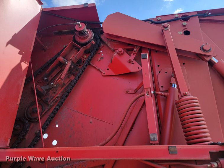 image for item LV9525 1997 New Holland 664  round baler