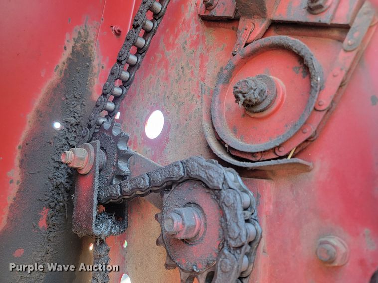 image for item LV9525 1997 New Holland 664  round baler