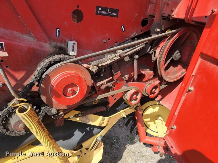 image for item LV9525 1997 New Holland 664  round baler