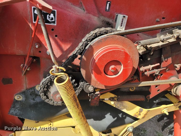 image for item LV9525 1997 New Holland 664  round baler