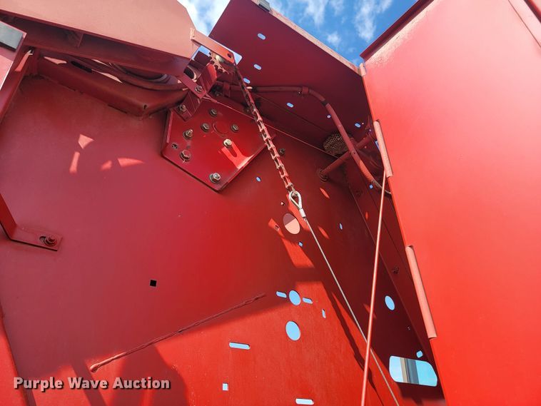 image for item LV9525 1997 New Holland 664  round baler