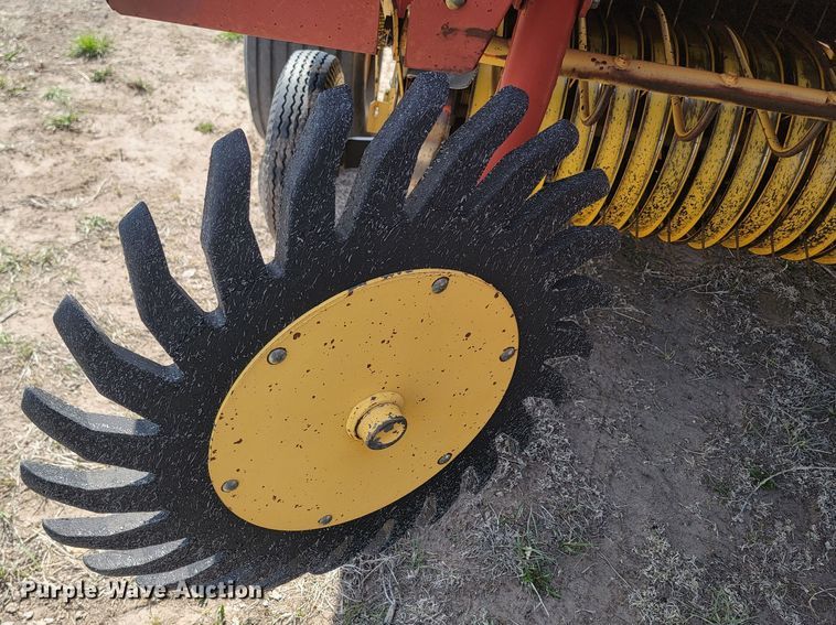 image for item LV9525 1997 New Holland 664  round baler