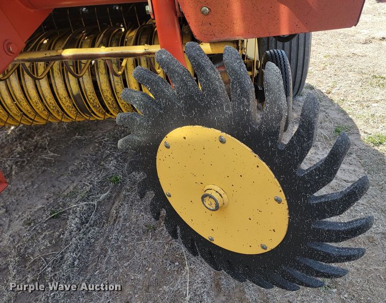 image for item LV9525 1997 New Holland 664  round baler