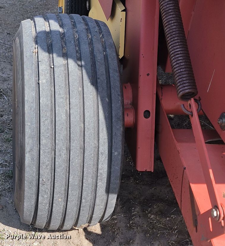 image for item LV9525 1997 New Holland 664  round baler